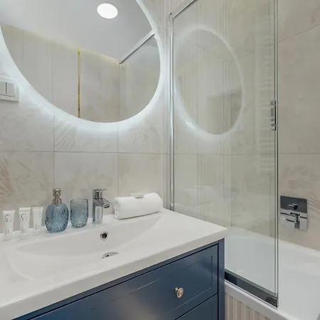 Cozy Orawska With Balcony By Renters Apartman